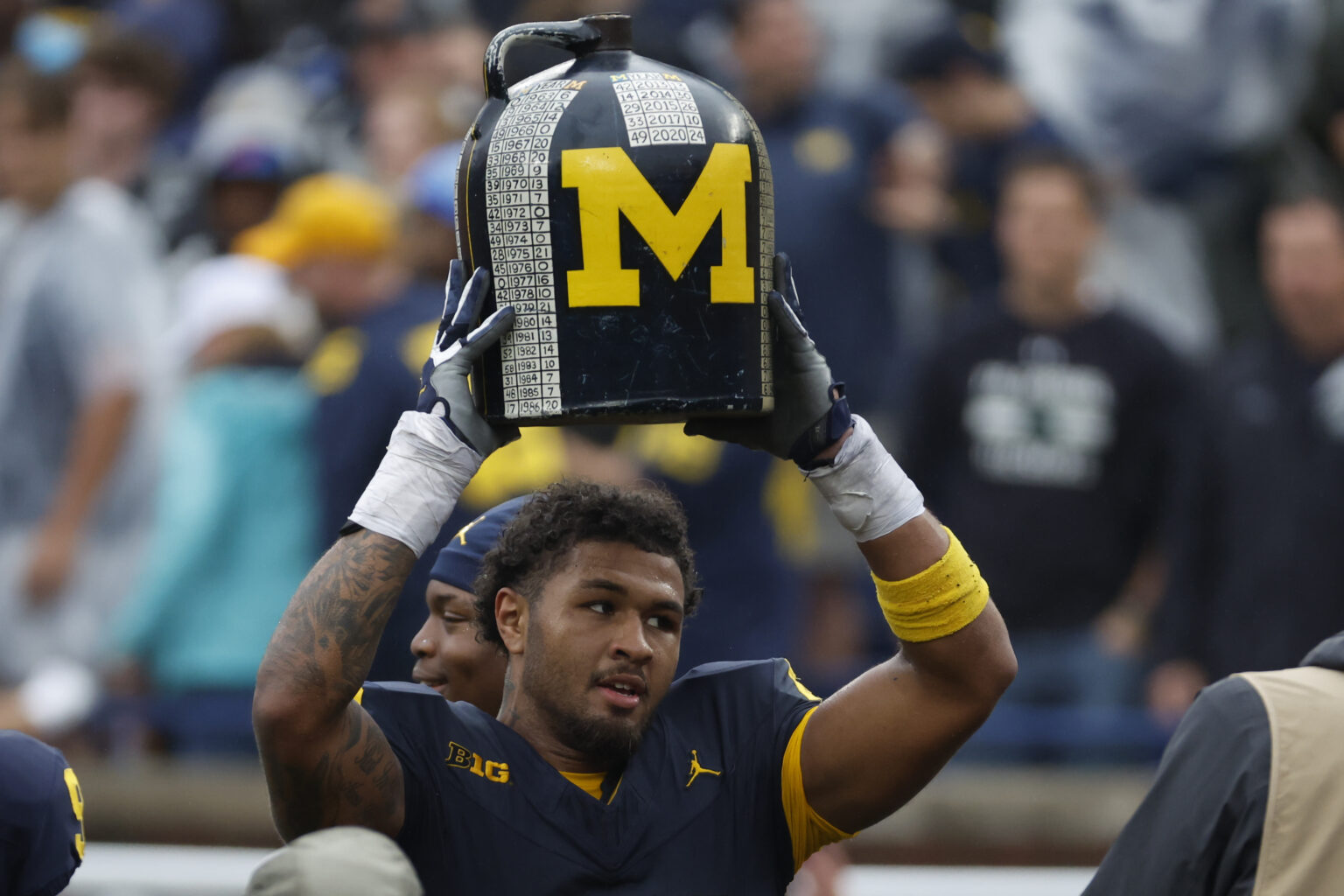 Michigan defensive ends TJ Guy, Derrick Moore returning for 2025 Blue