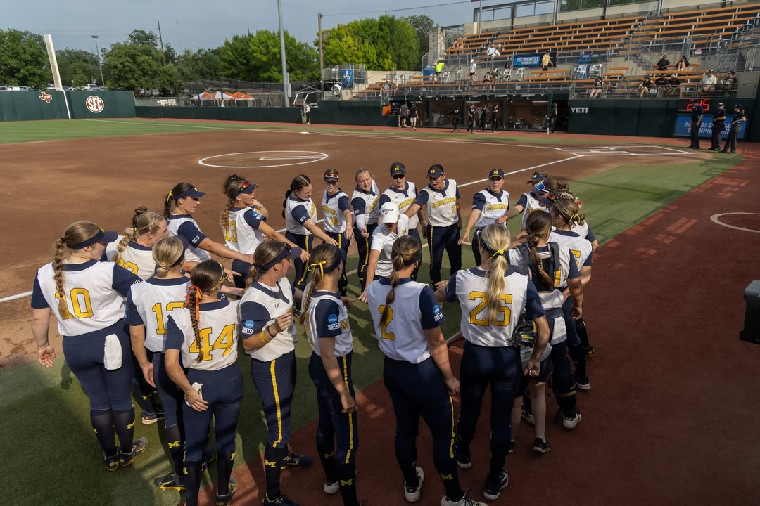 Michigan Softball huddled together before their final game of the season
