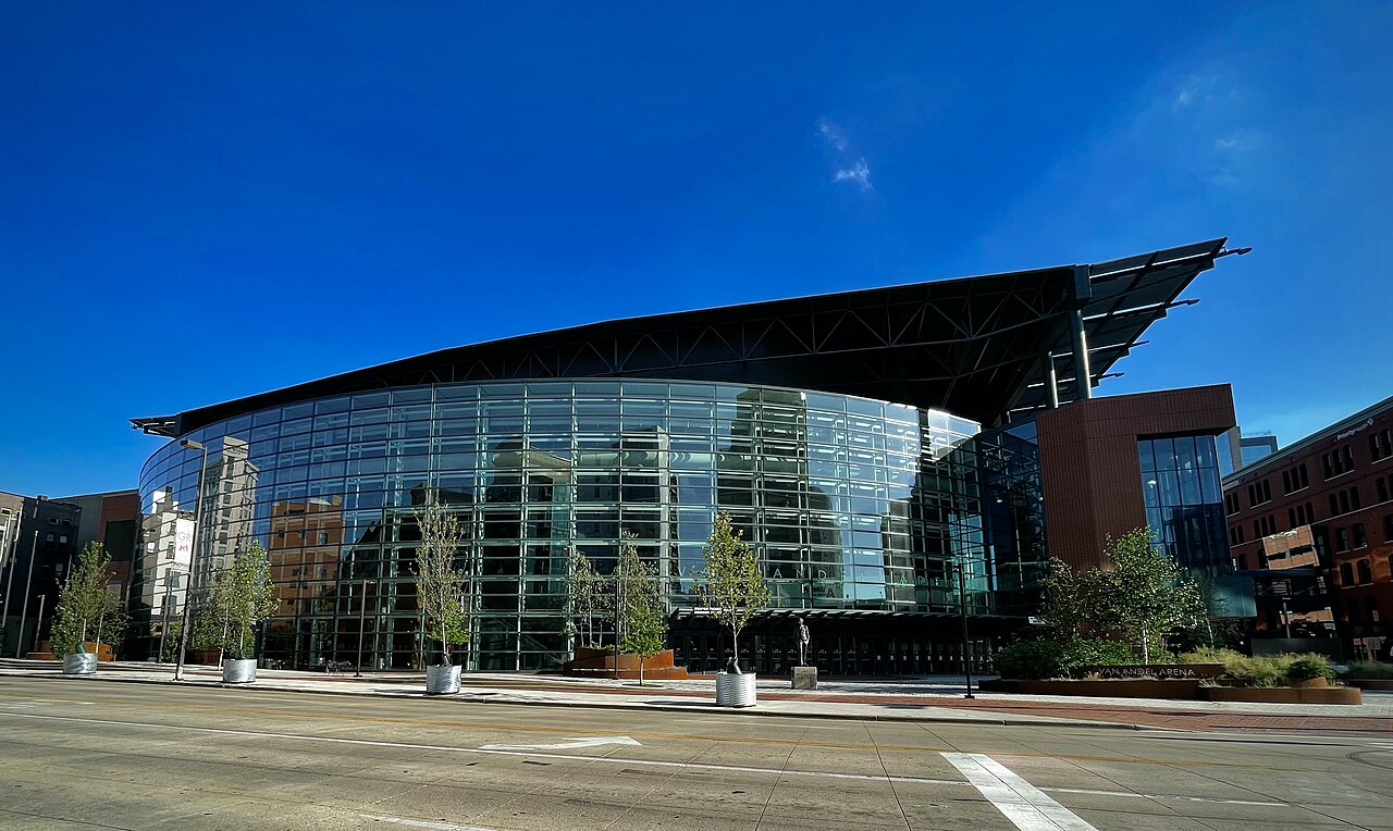Michigan basketball bringing marquee Houston matchup to Van Andel Arena